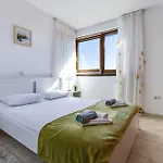 Paradise In With 6 Bedrooms, Pool And Gaming Villa Zara