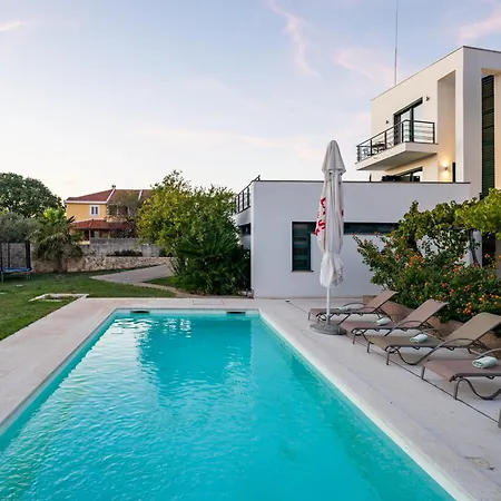 Paradise In With 6 Bedrooms, Pool And Gaming *