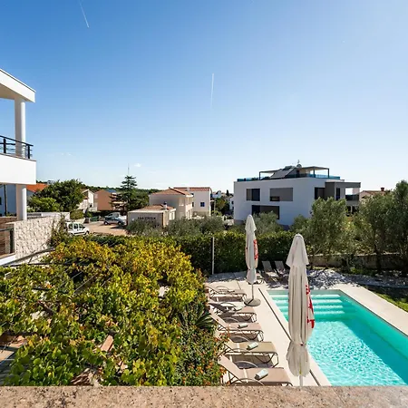 Paradise In With 6 Bedrooms, Pool And Gaming Villa *