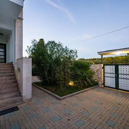 Villa Paradise In With 6 Bedrooms, Pool And Gaming *