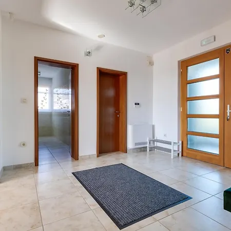 Paradise In With 6 Bedrooms, Pool And Gaming Villa Zadar