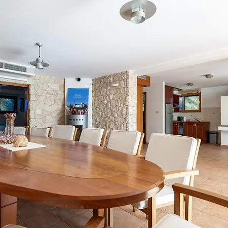Paradise In With 6 Bedrooms, Pool And Gaming Villa *