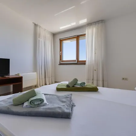 Paradise In With 6 Bedrooms, Pool And Gaming