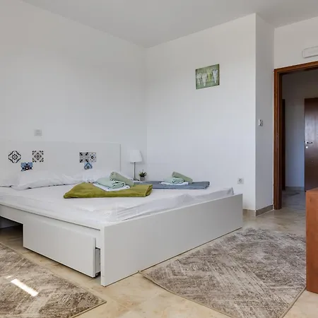Villa Paradise In With 6 Bedrooms, Pool And Gaming Zadar
