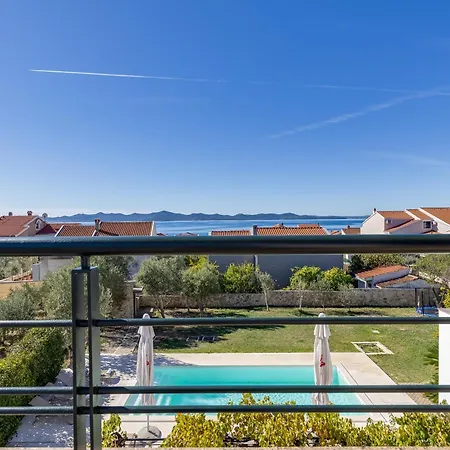 Villa Paradise In With 6 Bedrooms, Pool And Gaming *