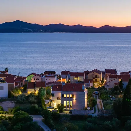 Paradise In With 6 Bedrooms, Pool And Gaming Вилла *