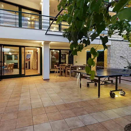 Paradise In With 6 Bedrooms, Pool And Gaming Villa *