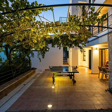 Paradise In With 6 Bedrooms, Pool And Gaming Villa *