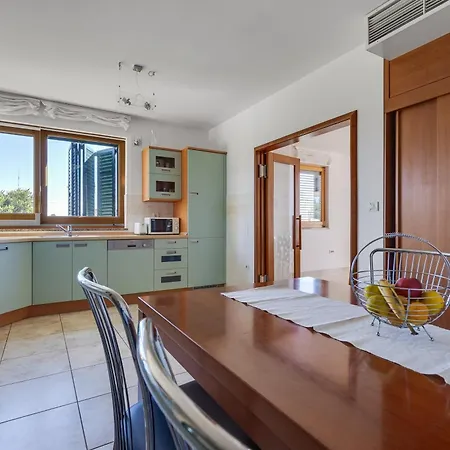 Paradise In With 6 Bedrooms, Pool And Gaming