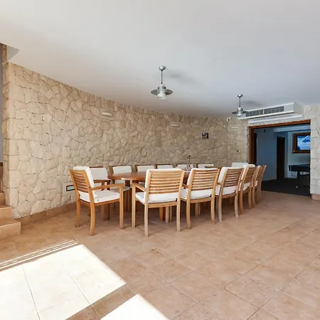 Paradise In With 6 Bedrooms, Pool And Gaming