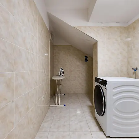 Paradise In With 6 Bedrooms, Pool And Gaming Villa Zara