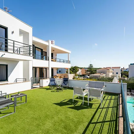 Paradise In With 6 Bedrooms, Pool And Gaming Villa