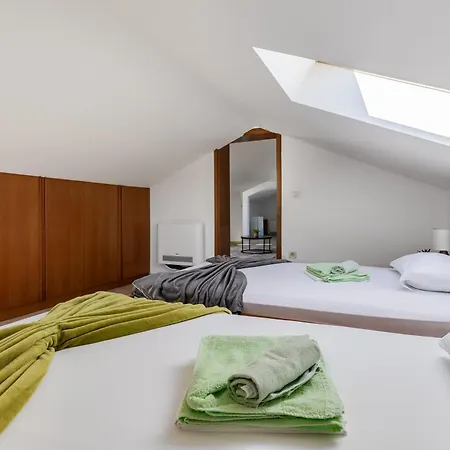 Paradise In With 6 Bedrooms, Pool And Gaming Villa Zara