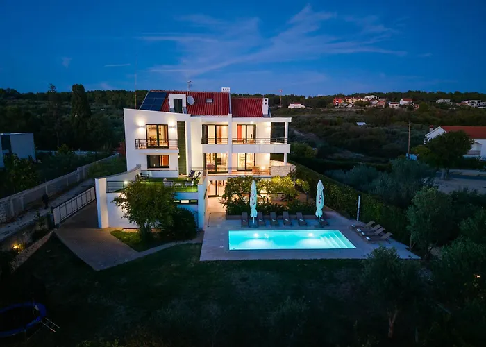 Paradise In With 6 Bedrooms, Pool And Gaming * Ζαντάρ