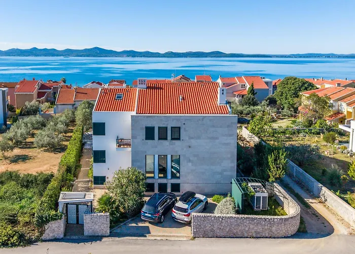 Βίλα Paradise In With 6 Bedrooms, Pool And Gaming Ζαντάρ
