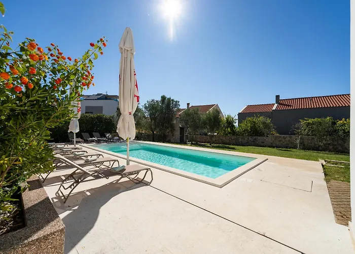 Βίλα Paradise In With 6 Bedrooms, Pool And Gaming Ζαντάρ