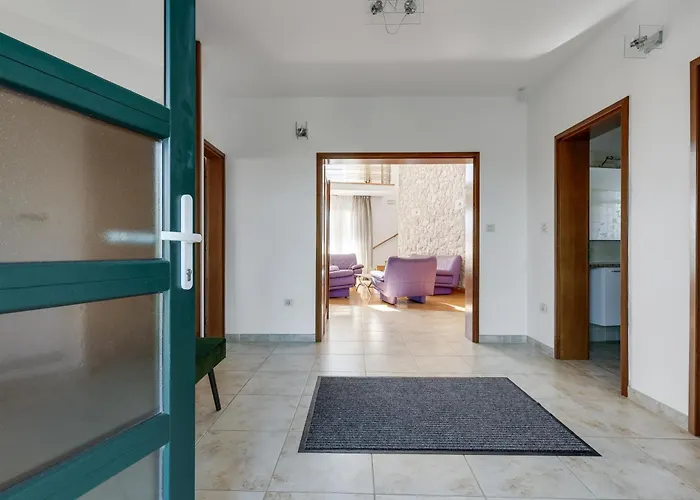 Βίλα Paradise In With 6 Bedrooms, Pool And Gaming Ζαντάρ