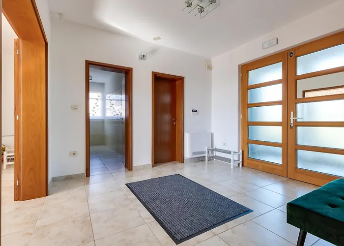 Paradise In With 6 Bedrooms, Pool And Gaming Βίλα Ζαντάρ