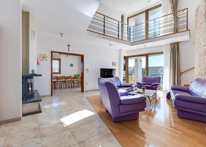 Βίλα Paradise In With 6 Bedrooms, Pool And Gaming Ζαντάρ