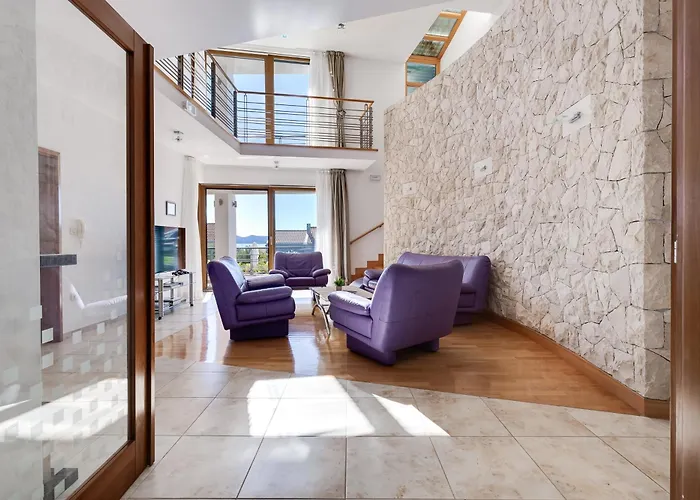 Βίλα Paradise In With 6 Bedrooms, Pool And Gaming Ζαντάρ